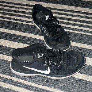 Nike Flex 2017 Run Sneaker in Black/White, size 9